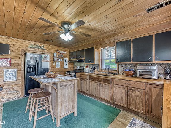 3rd image of 105 Hubbard Rd