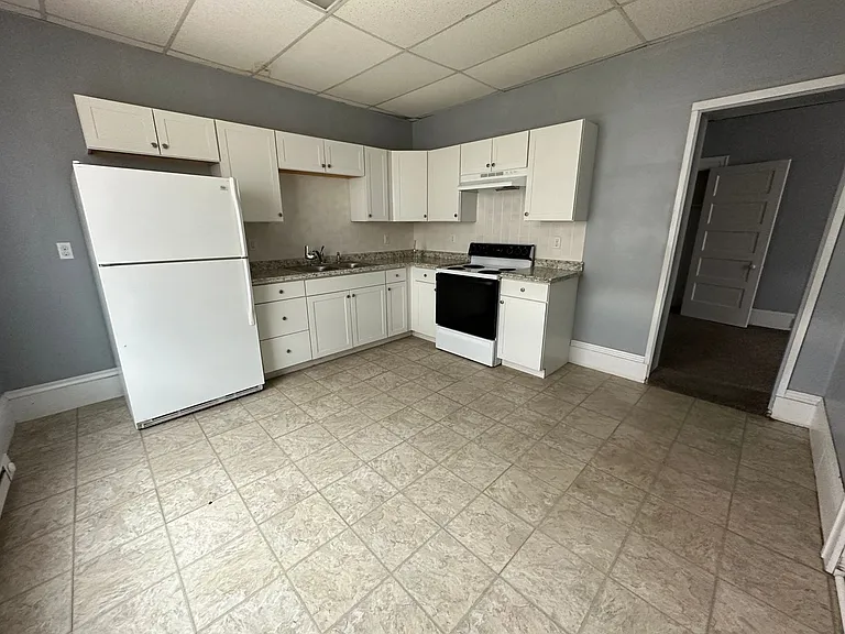 2120 Lansing Ave — Photo 3
