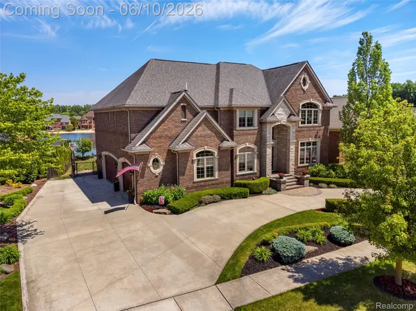 52438 Silent Ridge Dr, Chesterfield, MI 48051
