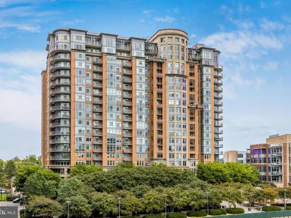 8220 Crestwood Heights Dr APT 105, Mc Lean, VA 22102