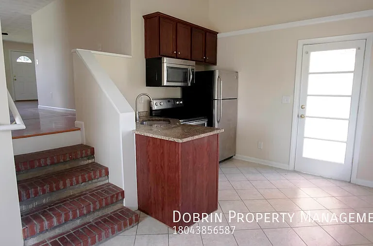 1011 Kinney St — Photo 3