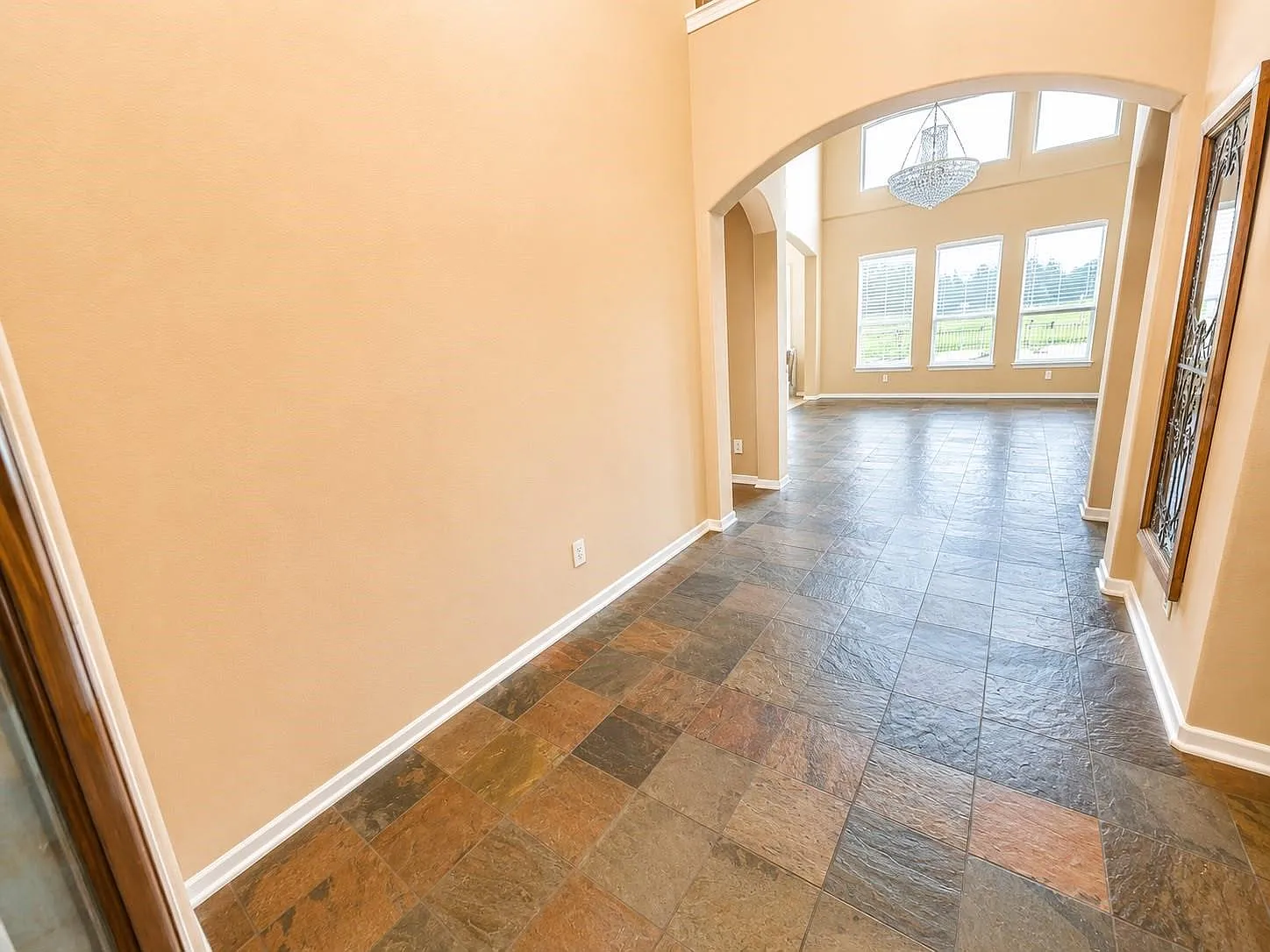 5 bed, 2.5 bath, 2730 sqft, $2,850 — Photo 3