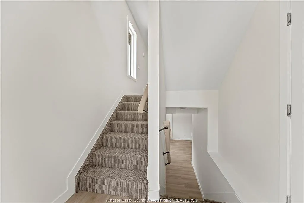 3 bed, $3,000 — Photo 2