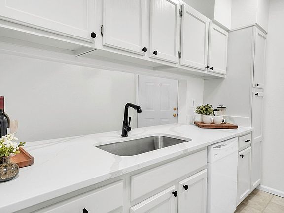 3rd image of 7411 Spy Glass Ct
