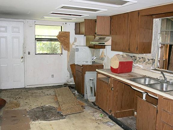 3rd image of 1702 Vintage St