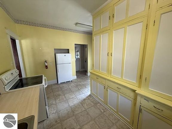 4th image of 701 W Center St