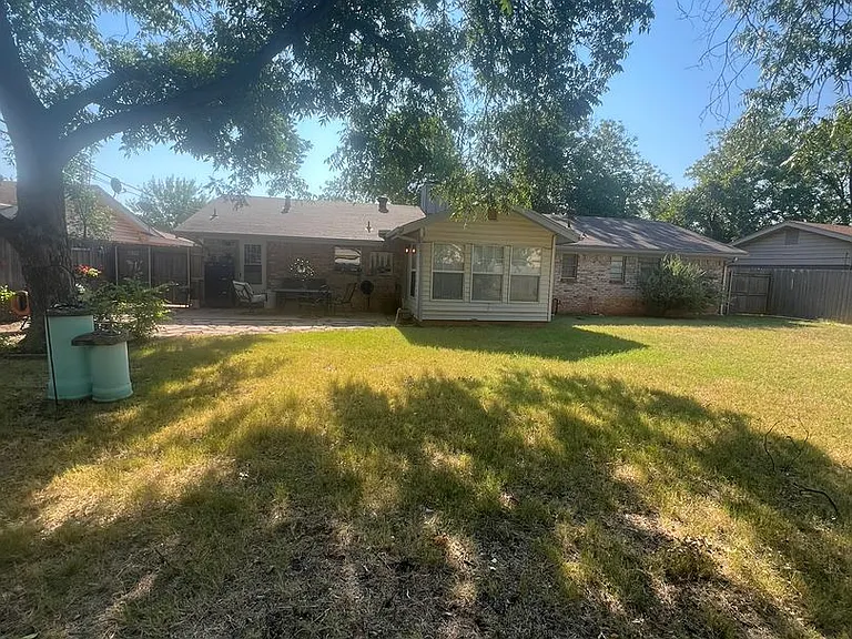 1526 Rosewood Dr — Photo 1