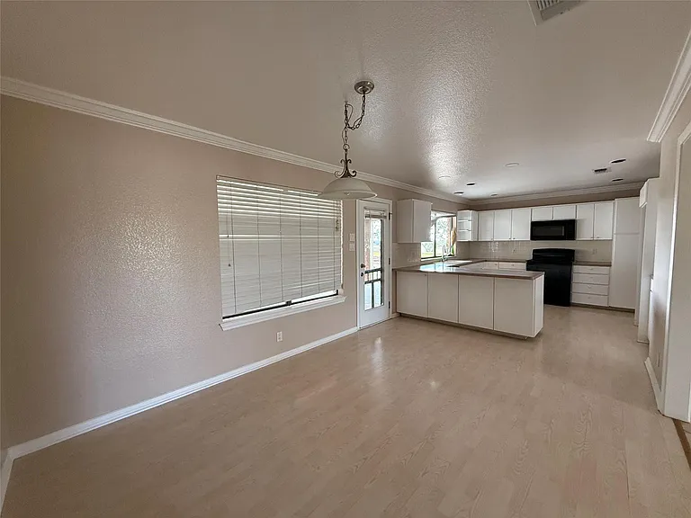 5850 Dacy Ln — Photo 3