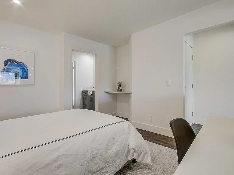 Kingsley Tower Apartments — Photo 12