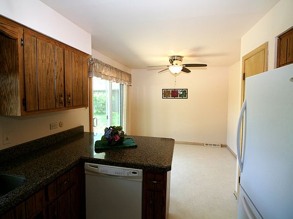 5th image of 17362 Ottawa Ave