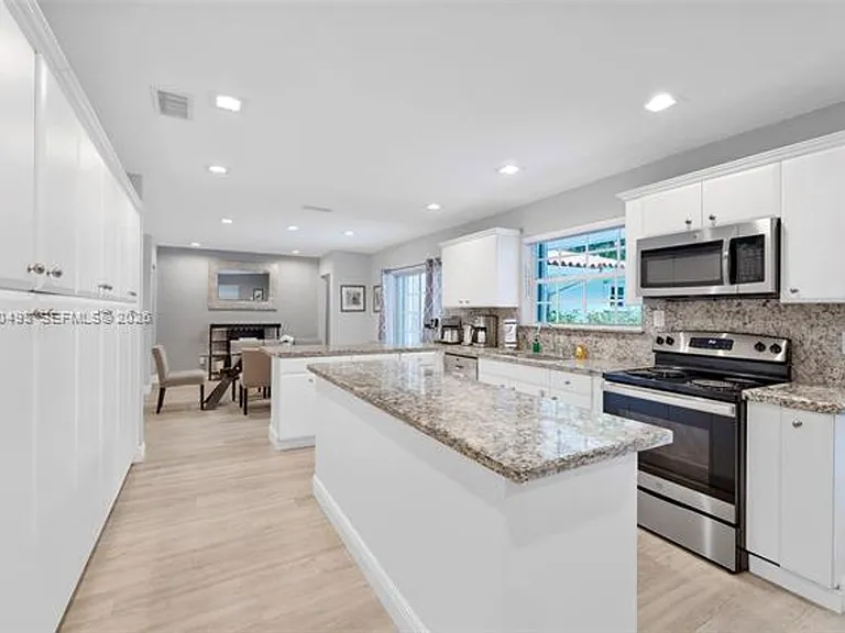 7711 Coquina Dr — Photo 8