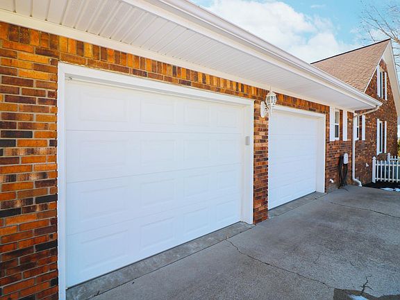 3rd image of 170 Palisades Cir