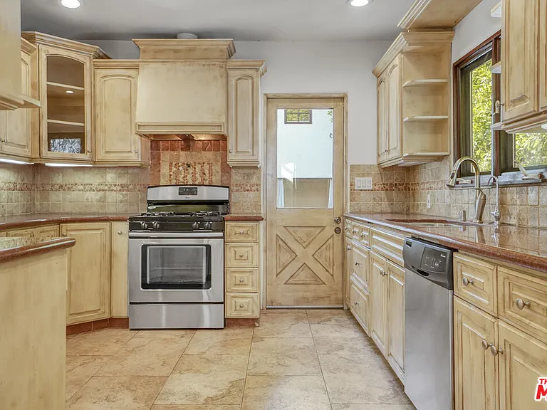 449 N Sweetzer Ave — Photo 6