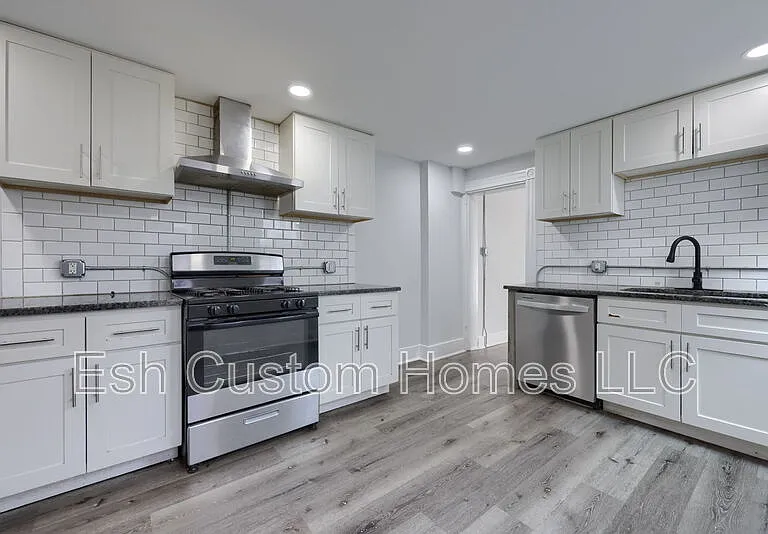 611 S Prince St — Photo 1