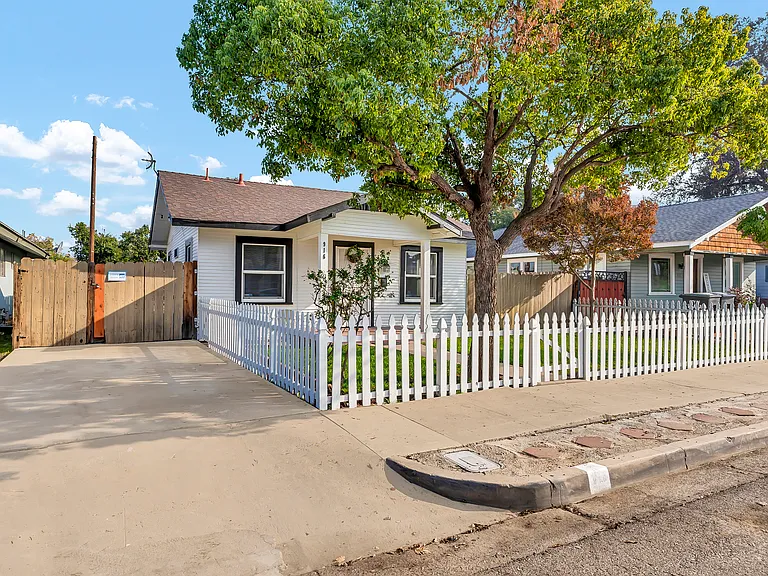 916 S Encina St — Photo 2