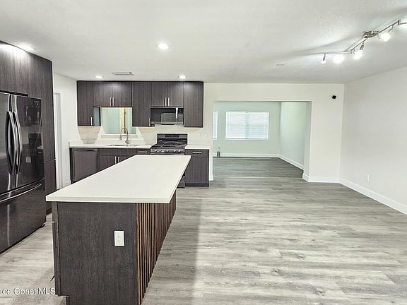 5th image of 972 Bouganvillea Dr