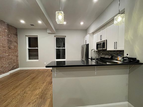 4th image of 163 Monticello Ave
