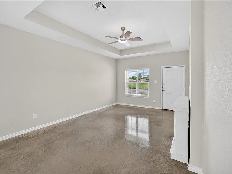 412 W Avenue C — Photo 10