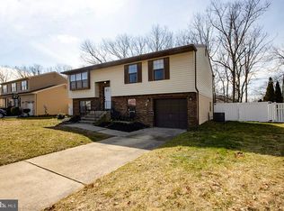29 Woodshire Dr, Sicklerville, NJ 08081
