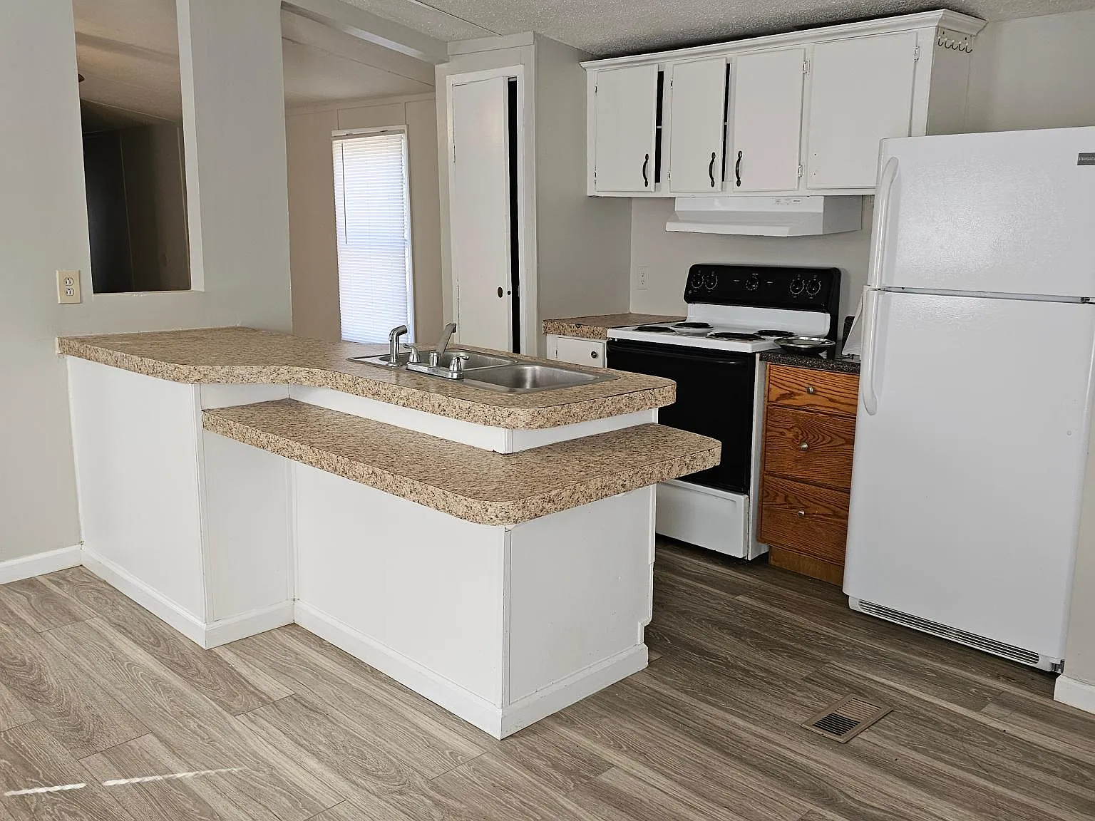 3 bed, 1216 sqft, $1,300 — Photo 2