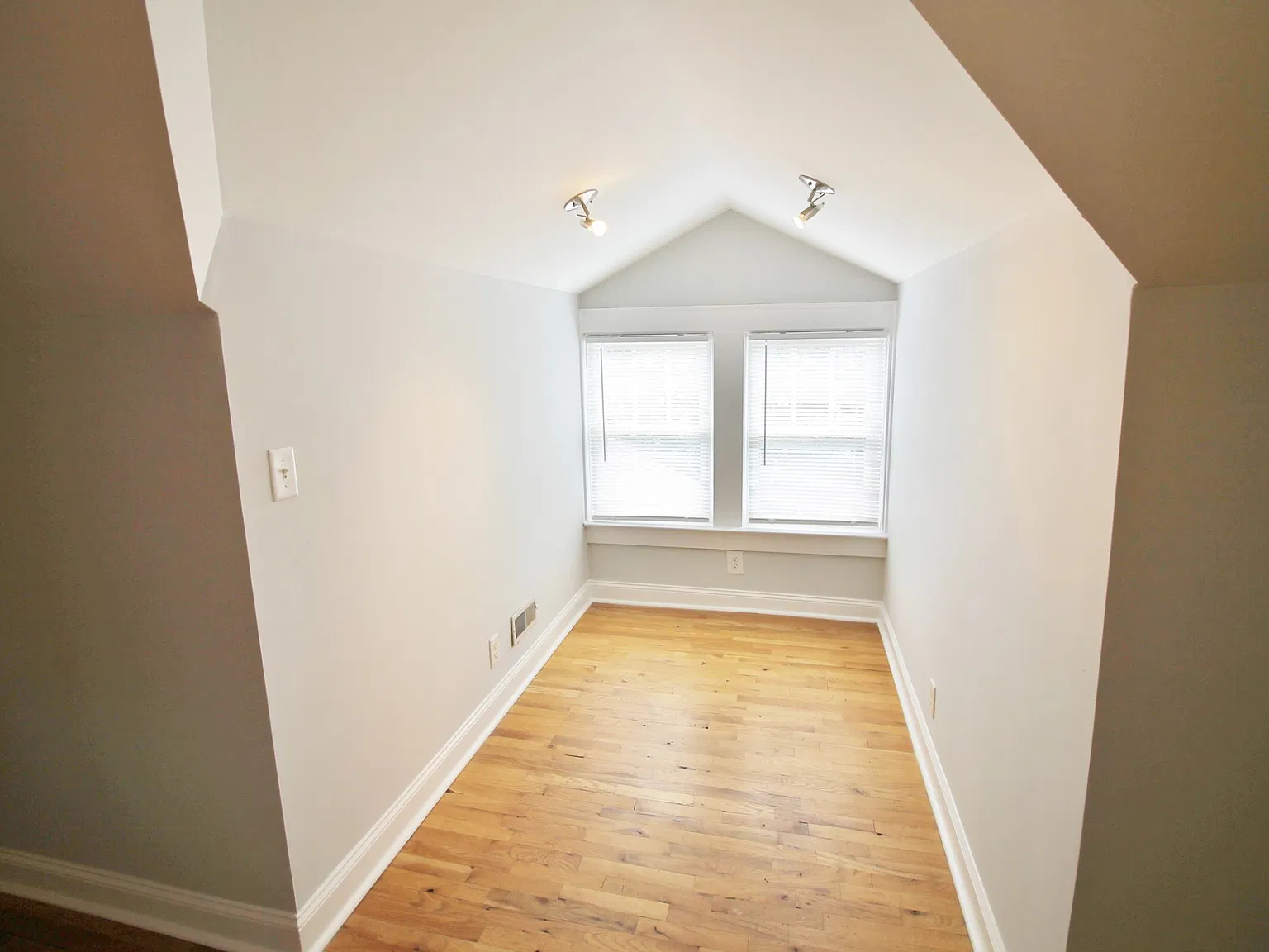 3 bed, 1025 sqft, $3,750 — Photo 3
