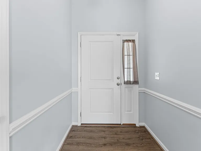 205 Lynden Ln — Photo 3