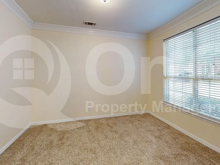 740 Peco St — Photo 8
