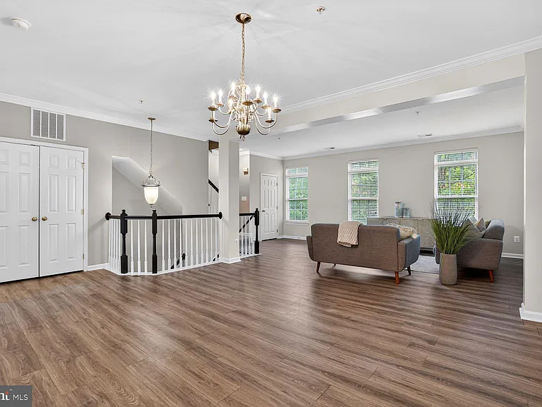 2621 Eastbourne Dr — Photo 6