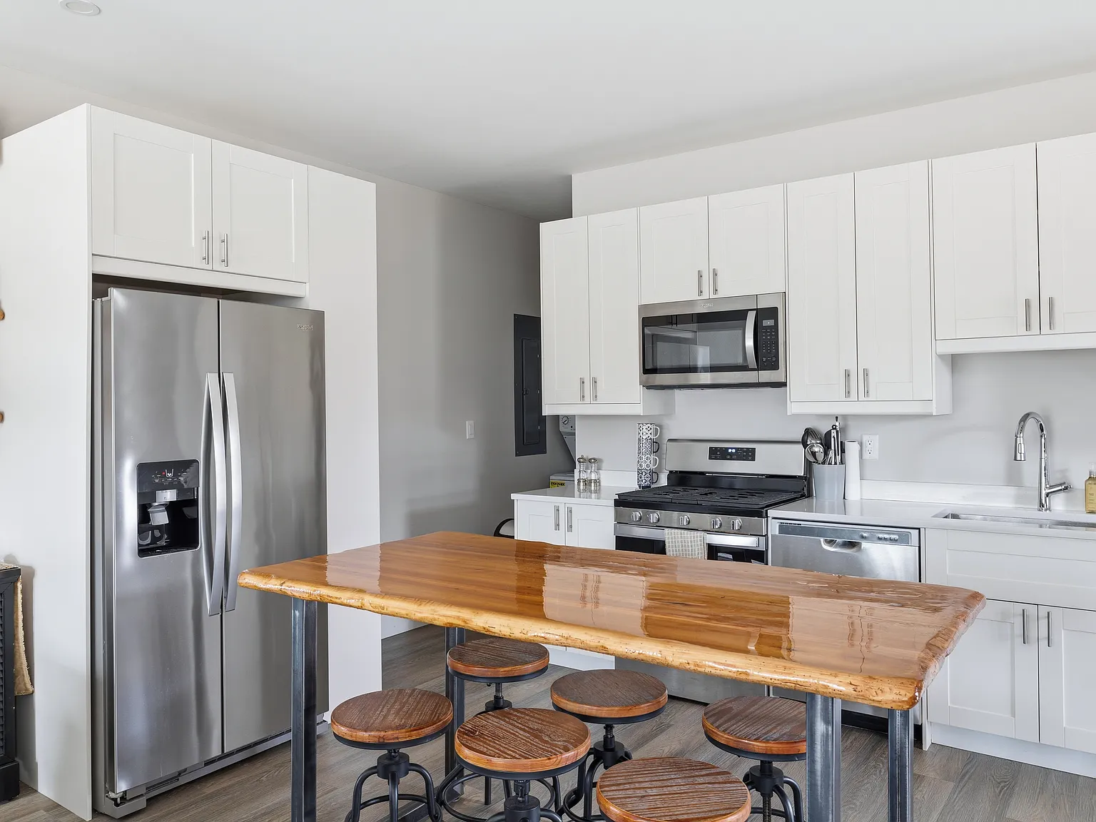3 bed, $7,500 — Photo 3