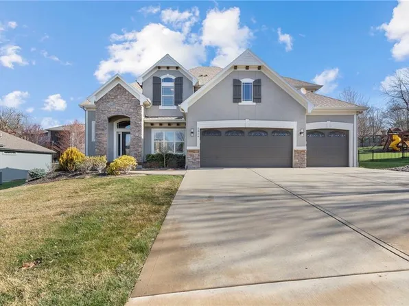 5819 Charlotte St, Shawnee, KS 66216