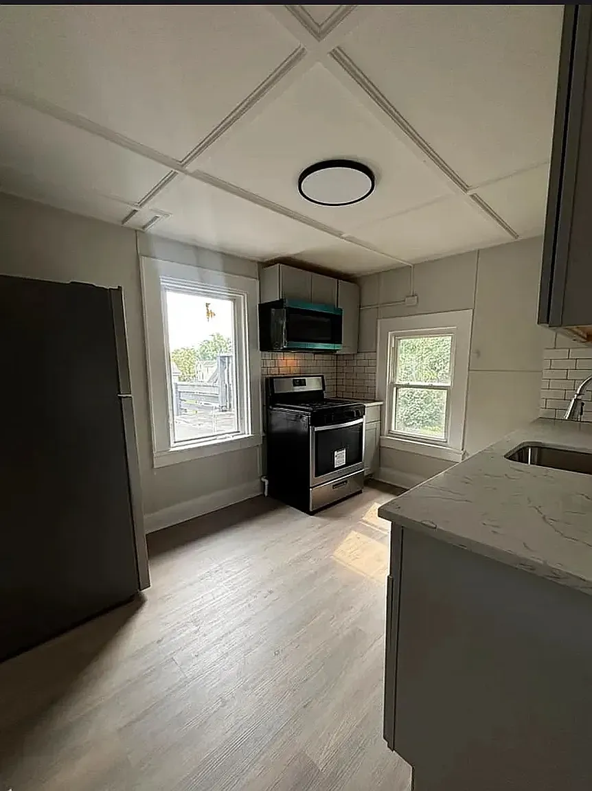 3 bed, 1000 sqft, $2,349 — Photo 1