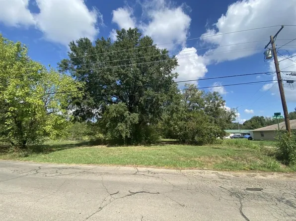 1704 Campbell St, Paris, TX 75460