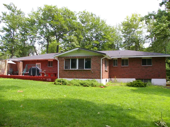 5188 Iroquois St, Tobyhanna, PA 18466