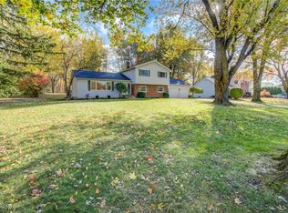92 Maple Hill Dr, Chagrin Falls, OH 44022