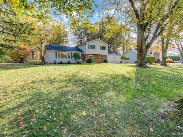 92 Maple Hill Dr, Chagrin Falls, OH 44022