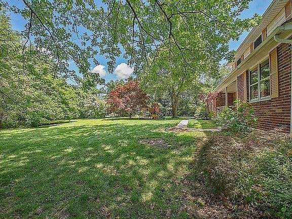 4th image of 16 Woodbine Cir