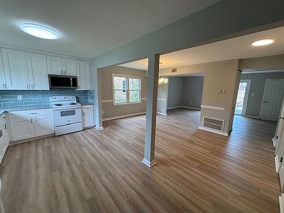 3rd image of 2237 Sedgewick Dr