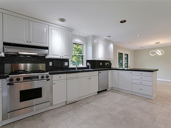 3rd image of 3479 Ivy Dr