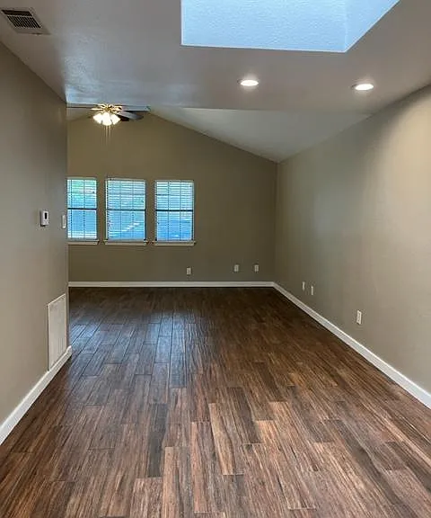1112 Kathy Ln — Photo 2