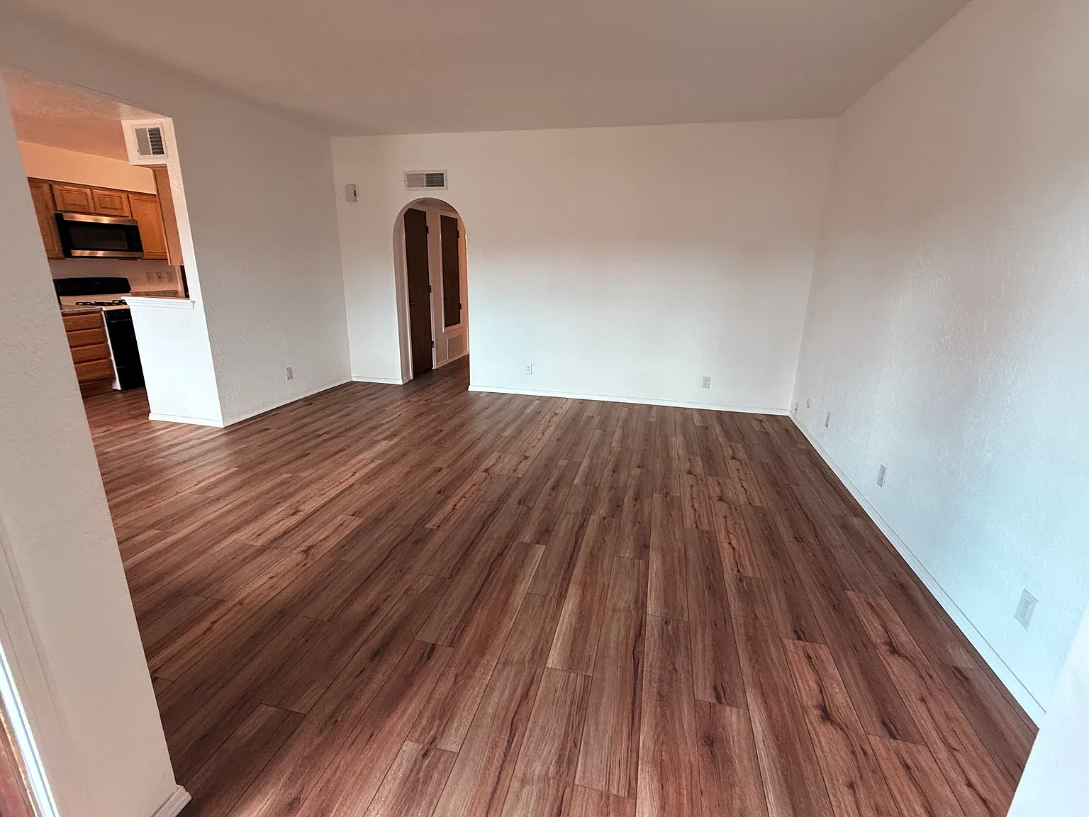 3 bed, 1071 sqft, $2,100 — Photo 4