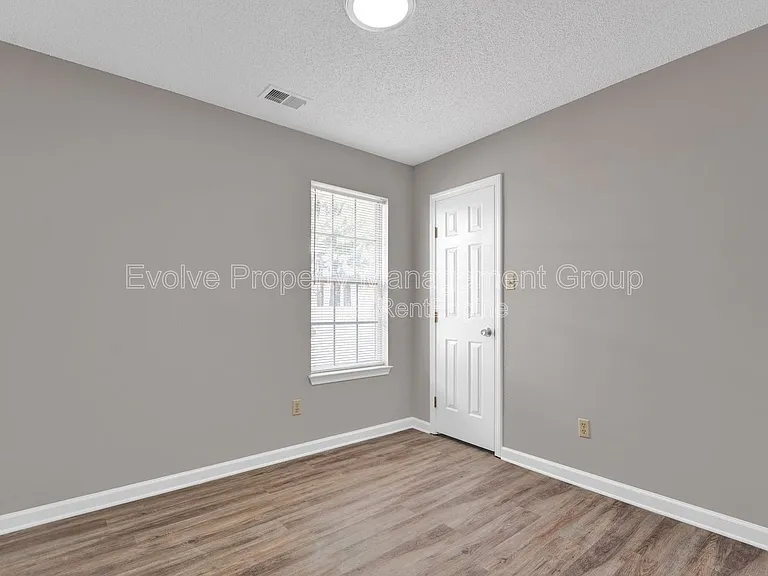 3014 Meadows Ln — Photo 7