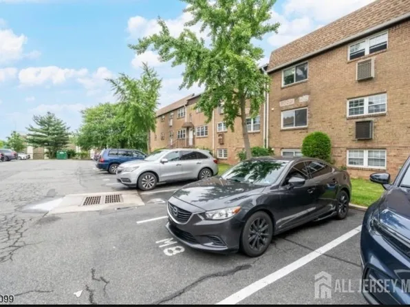 392 College Dr, Edison, NJ 08817
