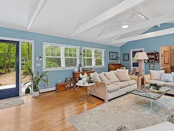 5th image of 27 Wooded Oak Ln