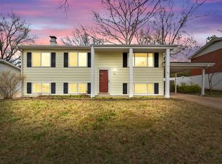 41 Hillcrest Blvd, Ballwin, MO 63021