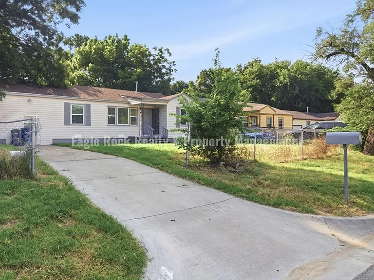 4341 N Iroquois Ave — Photo 2