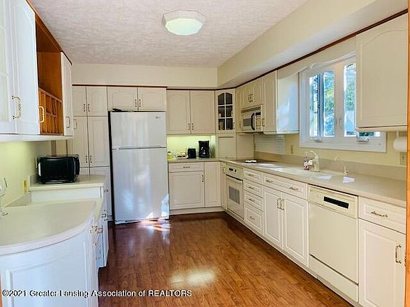 5th image of 3523 Apple Valley Rd