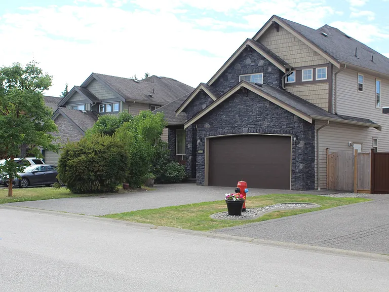 19670 71a Ave #UPPER TWO LEVEL — Photo 3