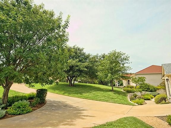 5th image of 703 E Summit Dr