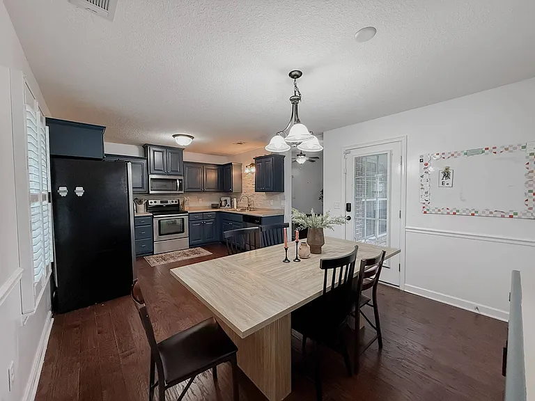 151 Manchester Ct — Photo 6
