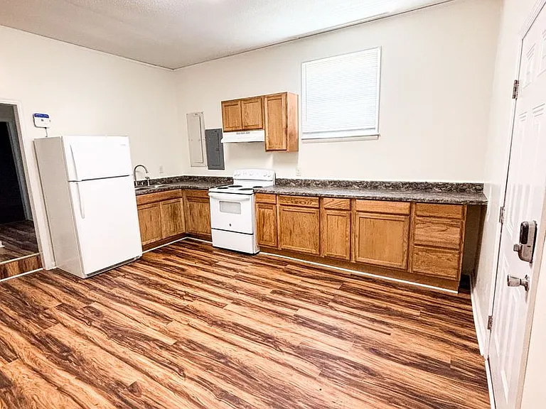 512 W Maple St — Photo 11